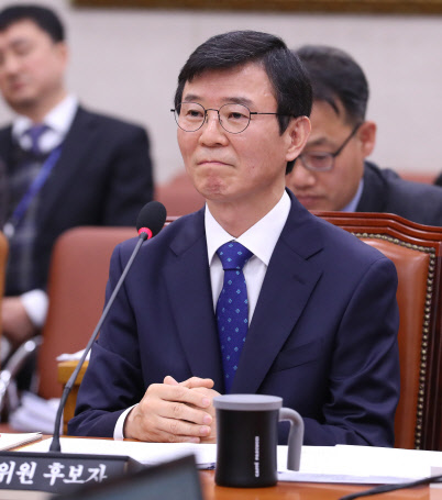 문성혁 해양수산부 장관 후보자가 26일 국회 농림축산식품해양수산위원회에서 열린 인사청문회에서 의원들의 질문을 듣고 있다. 연합뉴스